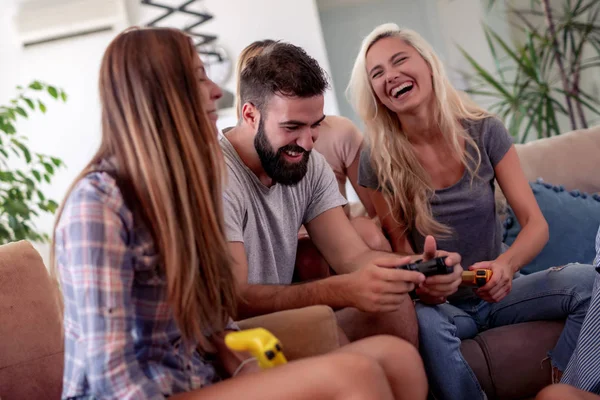 Jeunes Amis Amusent Avec Les Nouvelles Technologies Jeu Divertissement Plaisir — Photo