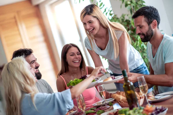 Jovens Amigos Comemoram Com Vinho Comida Divertindo Juntos — Fotografia de Stock