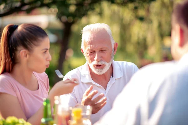 Dos Generaciones Familia Almorzando Jardín Día Soleado —  Fotos de Stock