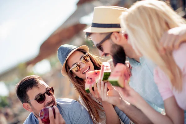 Grupp Vänner Som Har Kul Att Äta Vattenmelon Stranden Sommar — Stockfoto