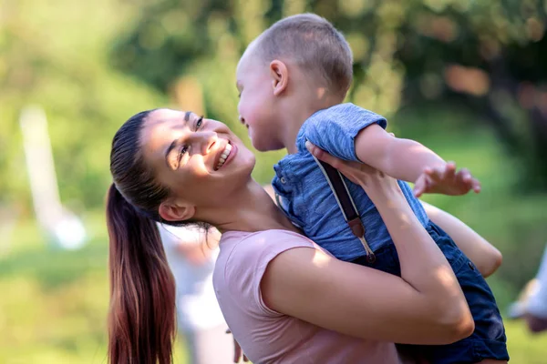 Young Mother Her Little Boy Having Fun Park — Stock Photo, Image