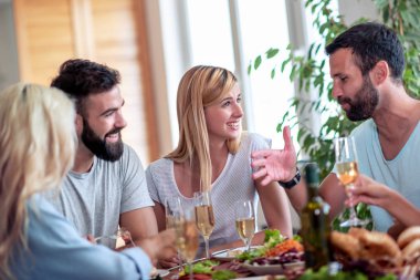 Genç neşeli bir grup insan evde partide eğleniyor.