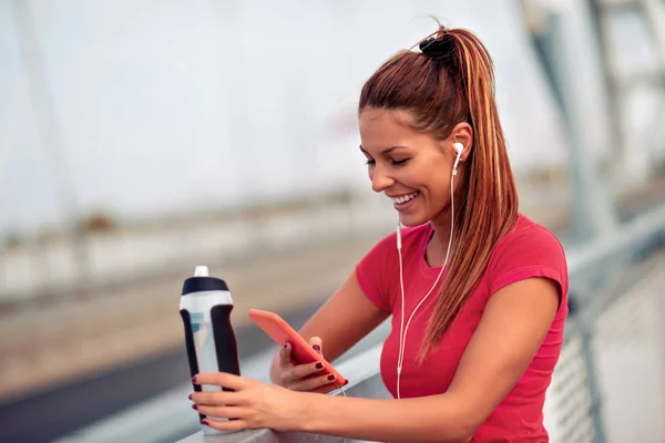 Junge Frau Sportbekleidung Beim Outdoor Training Einem Sonnigen Sommermorgen — Stockfoto