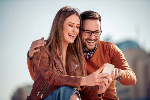 Pareja Haciendo Selfie Sonriendo Divertirse Juntos — Foto de Stock