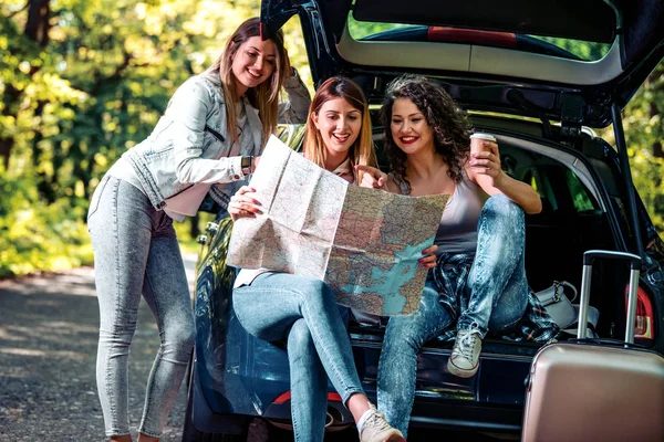 Drei Junge Mädchen Fahren Mit Dem Auto Den Urlaub Sie — Stockfoto