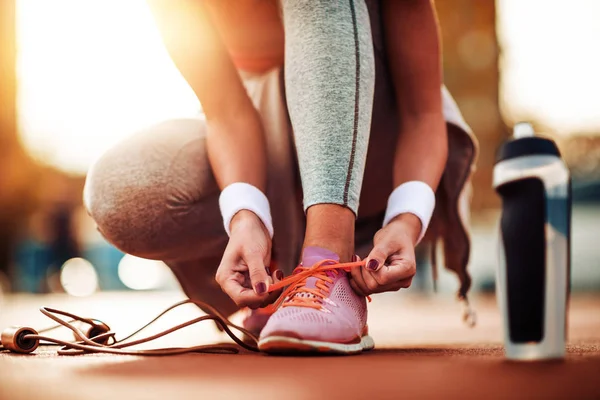 Fitness Kadın Koşucu Koşmadan Önce Spor Ayakkabı Bağlama — Stok fotoğraf