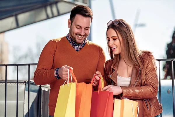 Hermosa Pareja Joven Disfrutando Las Compras Divirtiéndose Ciudad —  Fotos de Stock