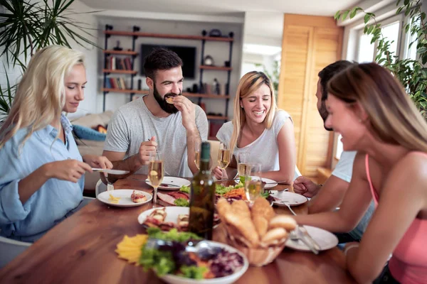 Groep Jonge Vrolijke Mensen Hebben Plezier Home Party — Stockfoto