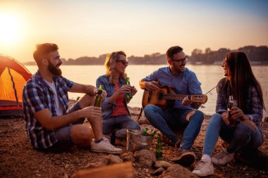 Grup Genç arkadaş, geceleri piknik onlar eğleniyor musun.