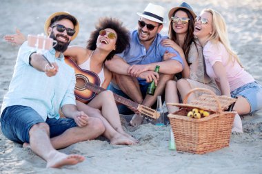 Gruba selfie sahilde birlikte alarak ve having fun.