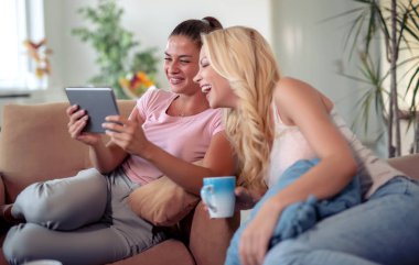 İki genç kadın birlikte evde çalışma office.