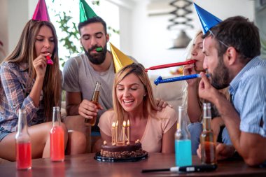 Bir grup arkadaş evde doğum gününü kutluyor. Parti, tatil, mutluluk, eğlence ve insan kavramı.