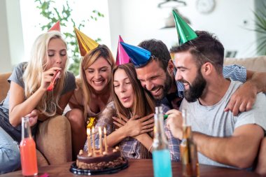 Kutlama, gıda, arkadaşlar, parti ve doğum günü konsepti kadın onun doğum günü pastası mum darbeler.