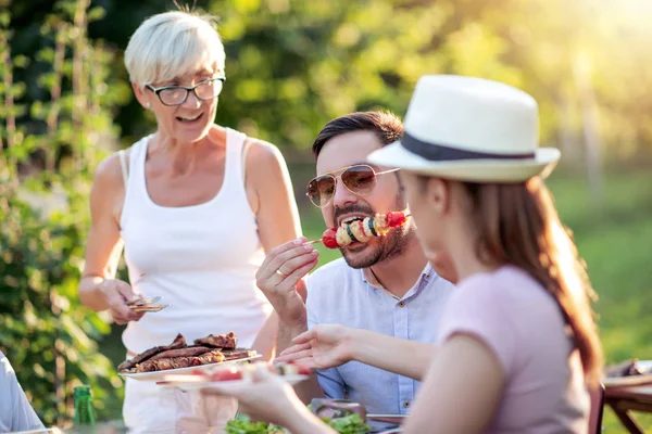 Dos Generaciones Familia Almorzando Jardín Día Soleado — Foto de Stock