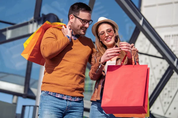 Vackra Unga Kärleksfulla Par Som Bär Shoppingväskor Och Njuter Tillsammans — Stockfoto