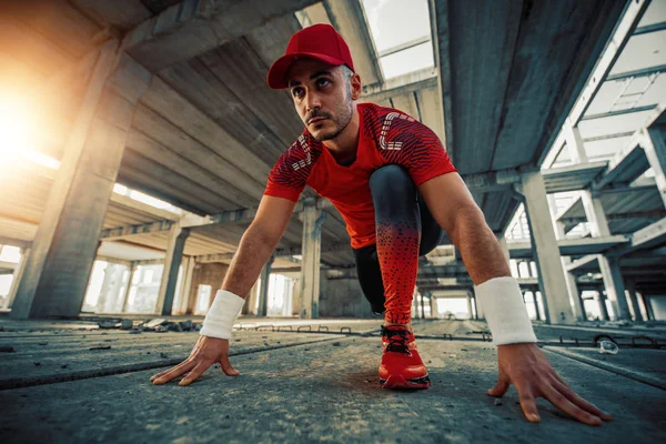 Büyük Garaj Boyunca Çalışan Çekici Fitness Adam Nsanlar Koşu Spor — Stok fotoğraf