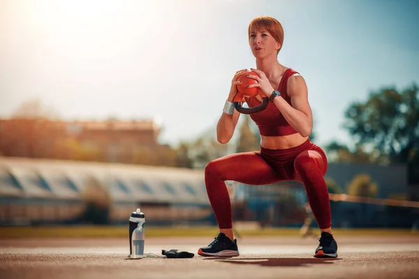 Mujer Atractiva Joven Ropa Deportiva Haciendo Ejercicio Fitness Aire Libre — Foto de Stock