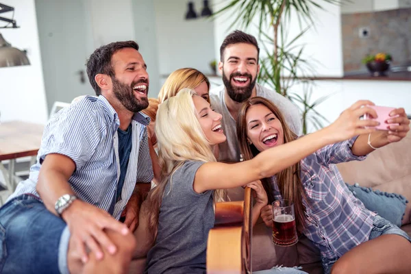 Amigos Teniendo Fiesta Casa Tocando Guitarra Disfrutando Juntos — Foto de Stock