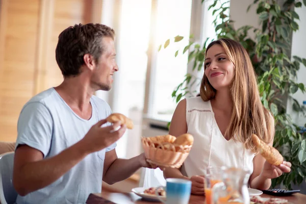 Porträt Eines Jungen Liebespaares Beim Leckeren Frühstück Während Tisch Der — Stockfoto