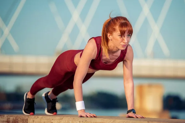 Fitness Vrouw Doet Push Ups Oefening Outdoor — Stockfoto