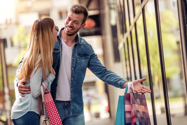 Porträtt Ett Par Med Shoppingväskor Staden — Stockfoto