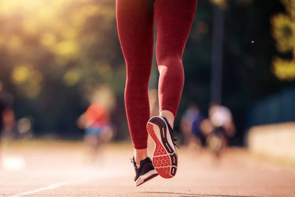 Mujer Fitness Entrenamiento Concept Woman Piernas Corriendo Cerca — Foto de Stock