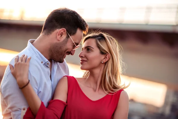 Beau Couple Amoureux Plein Air Profiter Ensemble — Photo