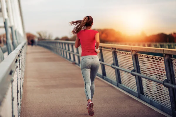 Joven Mujer Fitness Corriendo Por Puente Deporte Fitness Salud Estilo —  Fotos de Stock