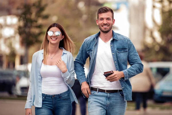 Hermosa Pareja Amor Sonriendo Mientras Camina Por Calle Ciudad — Foto de Stock