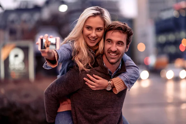 Feliz Joven Pareja Tomando Selfie Calle Ciudad — Foto de Stock