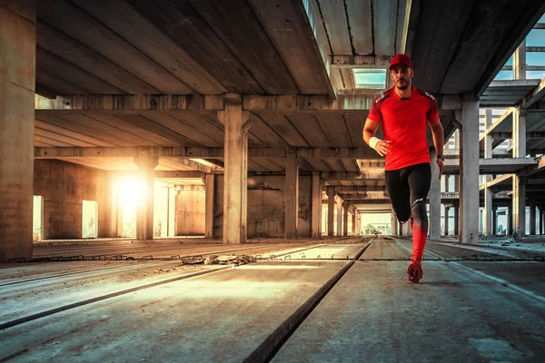 Attraente Fitness Man Che Corre Lungo Grande Garage People Jogging — Foto Stock