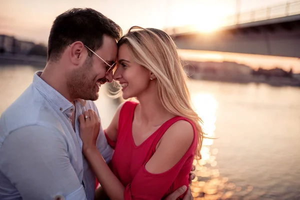 Paar Liefde Lachen Genieten Zonsondergang — Stockfoto