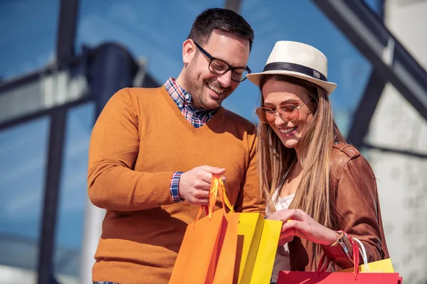 Hermosa Pareja Amorosa Joven Llevando Bolsas Compras Disfrutando Juntos —  Fotos de Stock