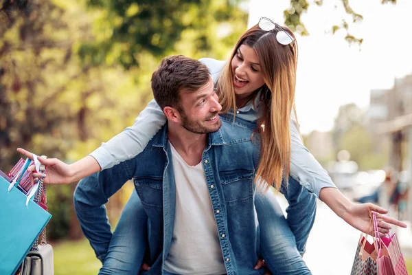 Joven Pareja Feliz Con Bolsas Compras Ciudad Divirtiéndose Juntos — Foto de Stock