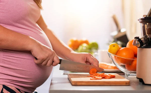 Femme Enceinte Dans Cuisine Carottes Coupantes Pour Déjeuner — Photo