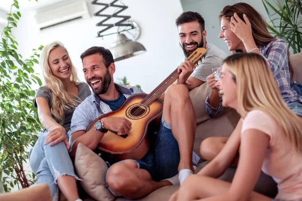 Amigos Alegres Disfrutando Juntos Casa Tocando Guitarra — Foto de Stock