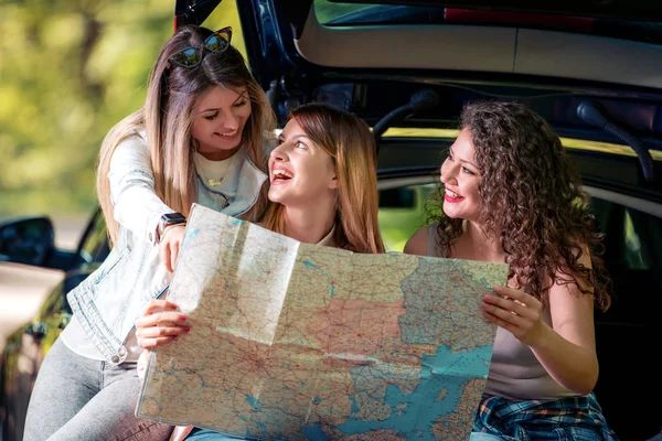 Drei Junge Mädchen Fahren Mit Dem Auto Den Urlaub Sie — Stockfoto