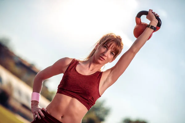 Vrouw Training Met Kettlebell Buiten — Stockfoto