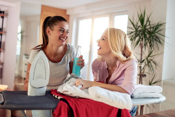 Due Donne Sorridenti Stirare Vestiti Casa Divertirsi — Foto Stock