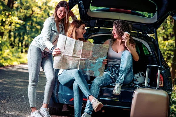 Három Fiatal Lány Megy Nyaralni Autóval Ott Ülnek Csomagtartóban Tartják — Stock Fotó