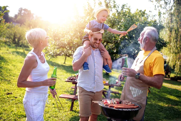 Mutlu Büyük Aile Piknikte Toplandı Eğlence Yemek Aile Tatil Konsepti — Stok fotoğraf