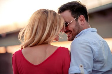 Genç mutlu çift birlikte vakit geçirmekten zevk.