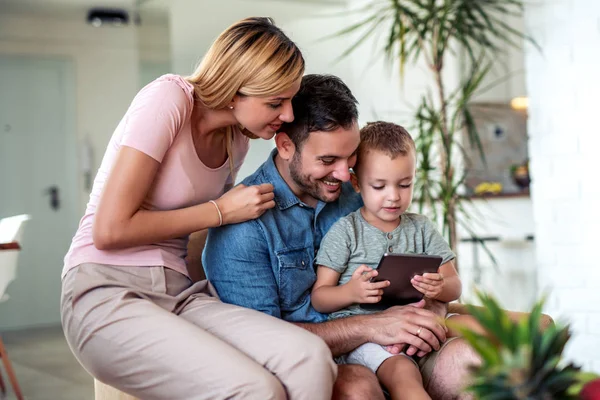 Família Desfrutando Junto Com Tablet Casa — Fotografia de Stock