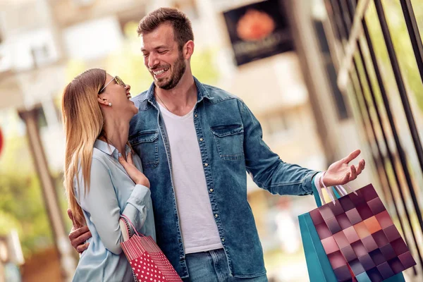 Feliz Pareja Joven Con Bolsas Compras Caminando Cerca Del Escaparate — Foto de Stock