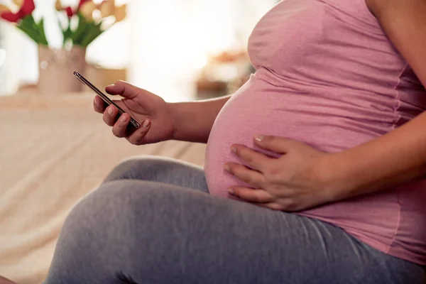 Evde Kanepede Otururken Akıllı Telefon Kullanan Hamile Kadın Yakın Görüş — Stok fotoğraf