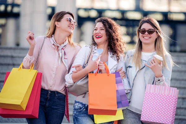 Grupo Amigas Felices Con Bolsas Compras Sonriendo Caminando Por Ciudad —  Fotos de Stock