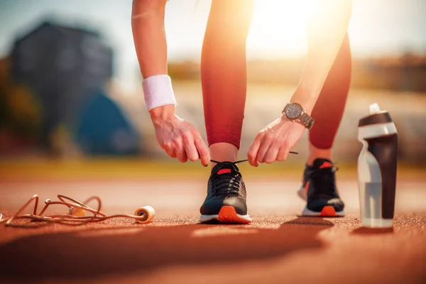 Close View Van Vrouw Binden Sportschoen Het Veld Ochtend — Stockfoto