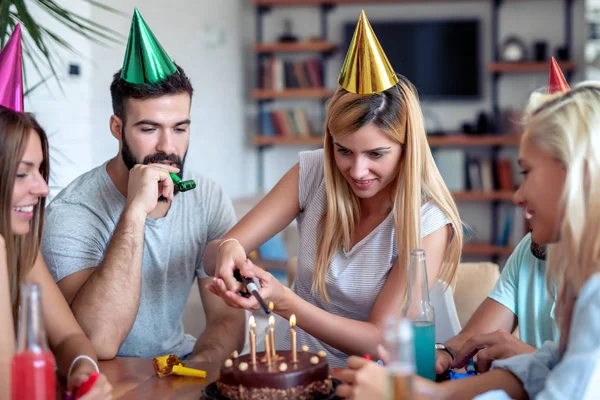 Grupp Glada Vänner Firar Födelsedag Hemma — Stockfoto