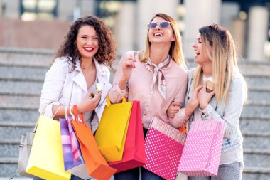 alışveriş poşetleri gülümseyen ve şehir, turizm ve alışveriş konsepti yürüyüş ile mutlu kadın arkadaş grubu 