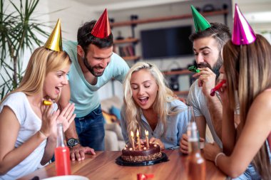 Bir grup arkadaş evde doğum günü kutluyor. Parti, tatil, mutluluk, eğlence ve insanlar konsepti.